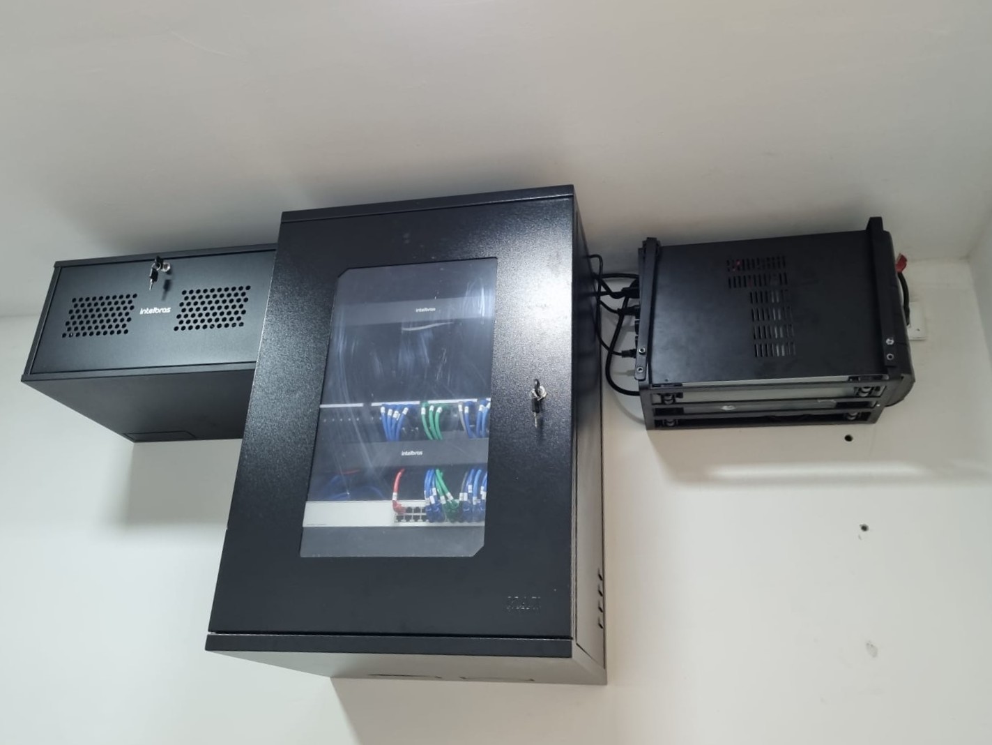 Rack instalado com nobreak